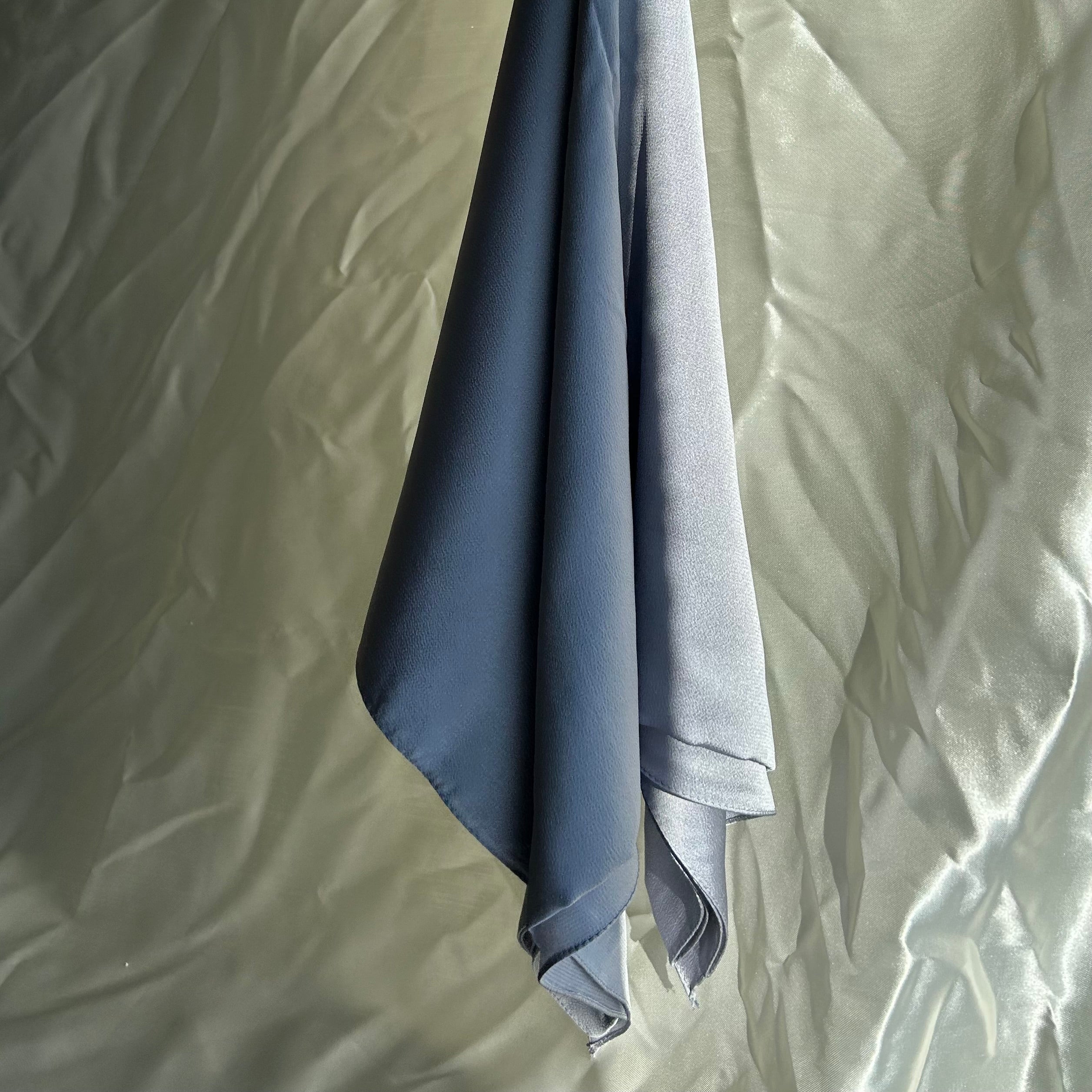 Hijab gris bleuté